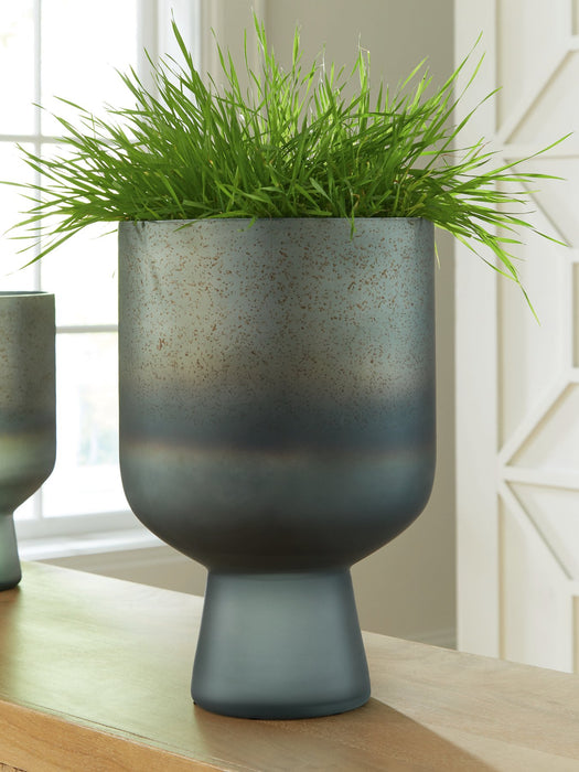 Pennmore Vase - Golden Home Furniture 