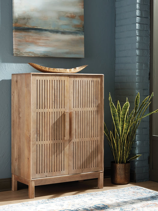 Pellamour Bar Cabinet - Golden Home Furniture 